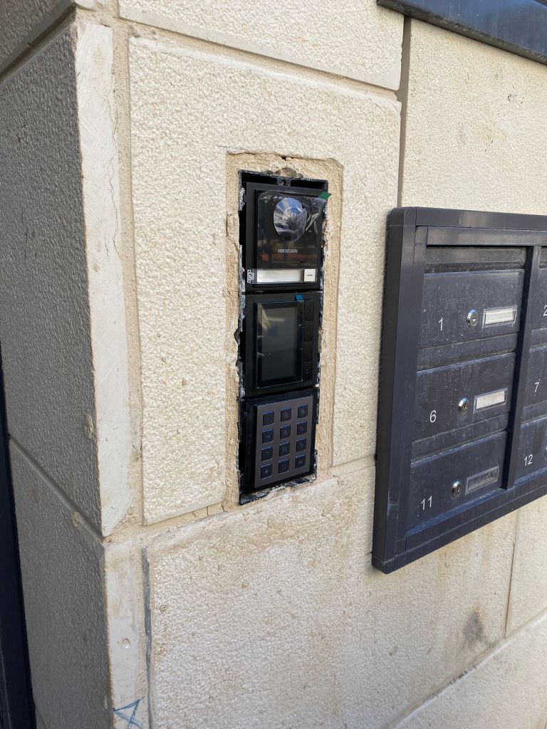 התקנת מערכת אינטרקום ip עם אפליקציה בביניין משותף 12 דירות בחיפה כולל הטמעת הפאנל תחת הטיח