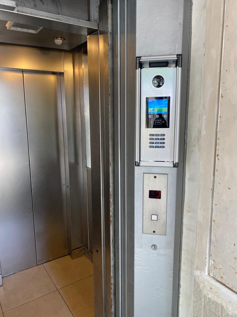 התקנת מערכת מצלמות ומערכת אינטרקום המחוברת למעלית בחיפה