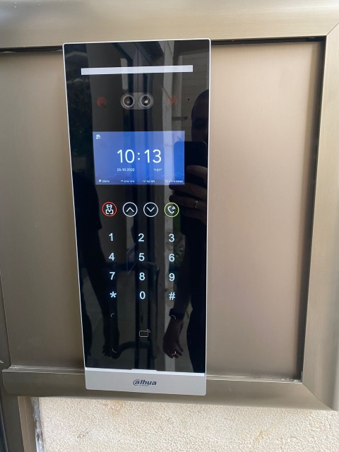 התקנת אינטרקום ip בביניין עם 40 דירות כולל זיהוי פנים לפתיחת דלת ואפליקציה לנייד בקרית ביאליק
